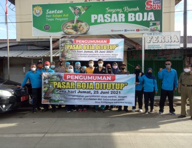 Pengendalian Penyebaran Virus Corona dengan Dilakukan Penyemprotan Disinfektan dan Pembersihan Pasar di Pasar Daerah Kabupaten Kendal pada 25 Juni 2021