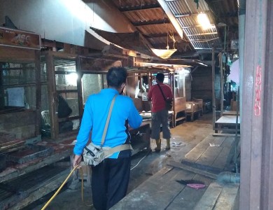 Kegiatan Penyemprotan Disinfektan bersama PMI di Pasar Sukorejo
