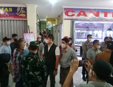 Pelaksanaan Pasar Sehat di Pasar Kaliwungu Ditinjau Langsung oleh Bapak Bupati, Forkompinda dan Bapak H. Arteria Dahlan, S.T., S.H., M.H. (Anggota DPR RI Komisi III)