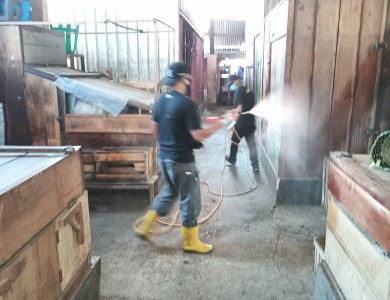 Penyemprotan Disinfektan Rutin bersama PMI di Pasar Gladag Kaliwungu